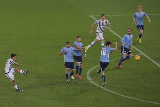 Tre biancocelesti provano a chiudere il tiro di Dybala, ma il tiro è già indirizzato all'angolino. Lapresse